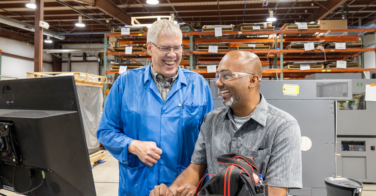 Two RIS workers collaborate to solve a problem.